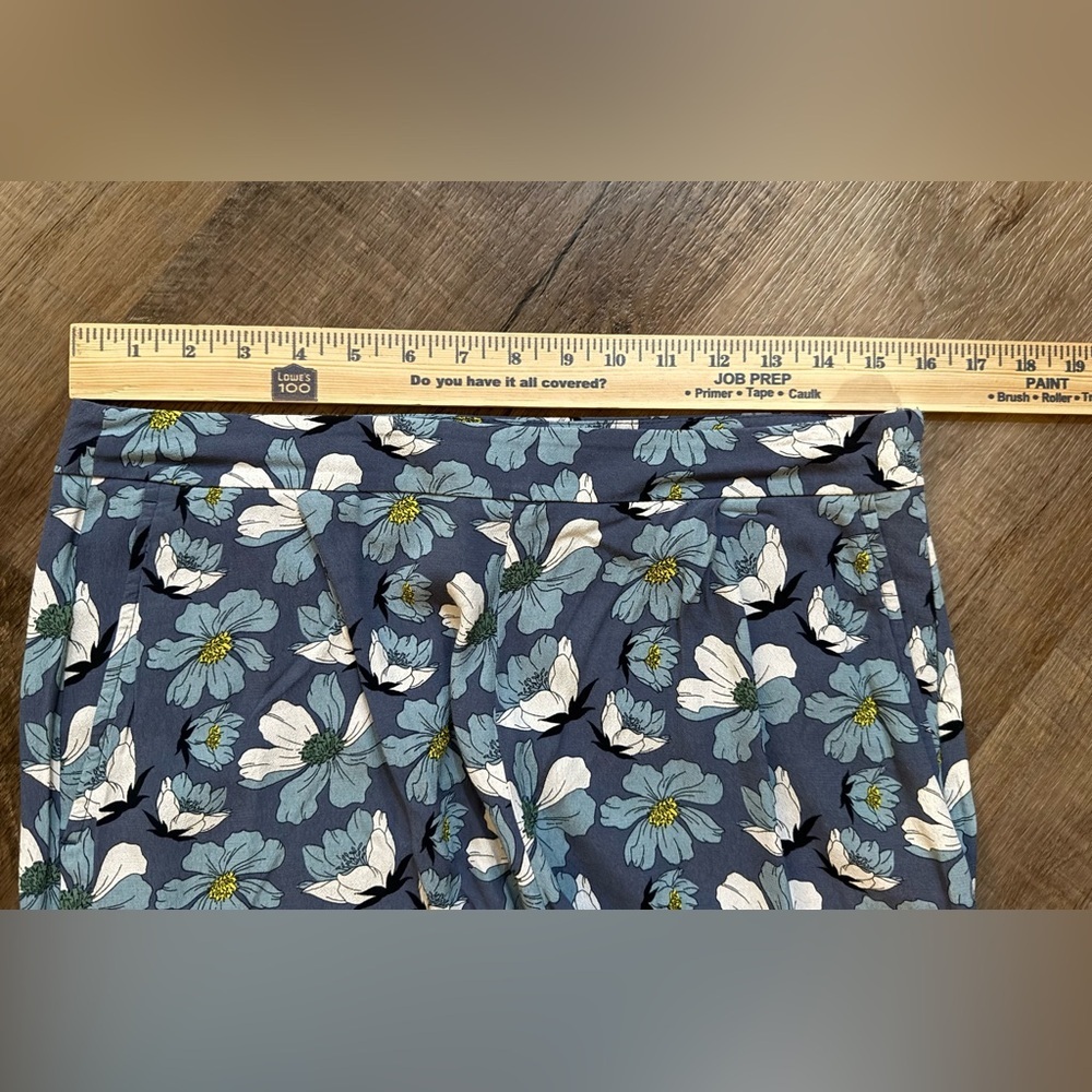 LOFT  Blue Floral Pleated Soft Shorts Size 6 - Picture 15 of 15